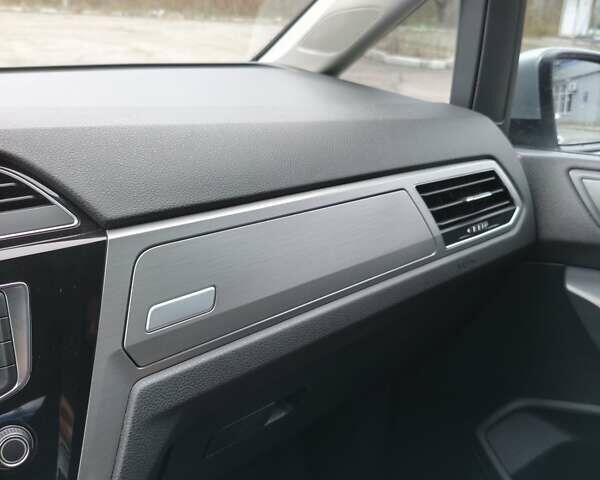 Серый Фольксваген Туран, объемом двигателя 1.6 л и пробегом 302 тыс. км за 13550 $, фото 36 на Automoto.ua