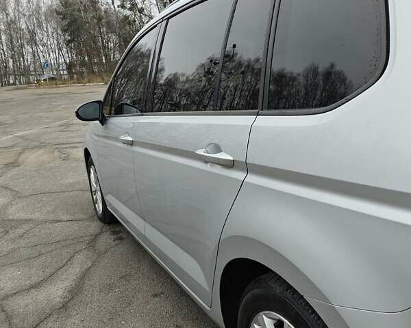 Серый Фольксваген Туран, объемом двигателя 1.6 л и пробегом 302 тыс. км за 13550 $, фото 6 на Automoto.ua