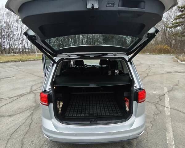 Серый Фольксваген Туран, объемом двигателя 1.6 л и пробегом 302 тыс. км за 13550 $, фото 12 на Automoto.ua