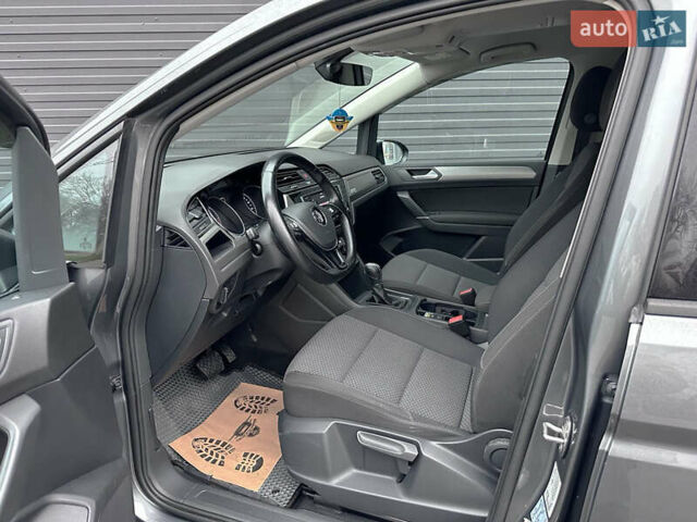 Серый Фольксваген Туран, объемом двигателя 1.6 л и пробегом 246 тыс. км за 14700 $, фото 4 на Automoto.ua