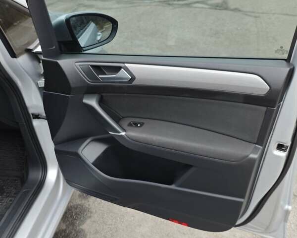 Серый Фольксваген Туран, объемом двигателя 1.6 л и пробегом 302 тыс. км за 13550 $, фото 20 на Automoto.ua