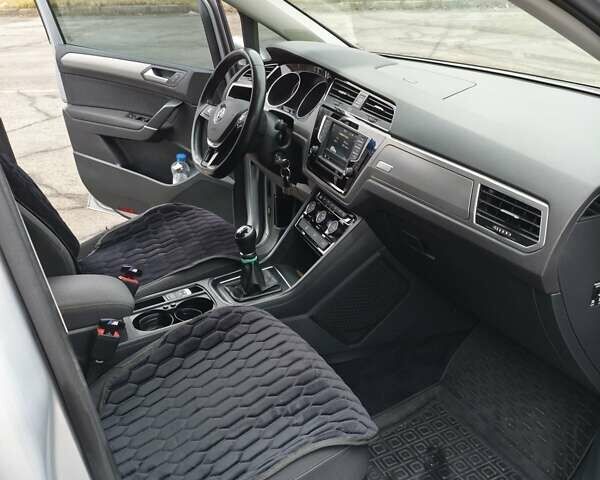 Серый Фольксваген Туран, объемом двигателя 1.6 л и пробегом 302 тыс. км за 13550 $, фото 37 на Automoto.ua