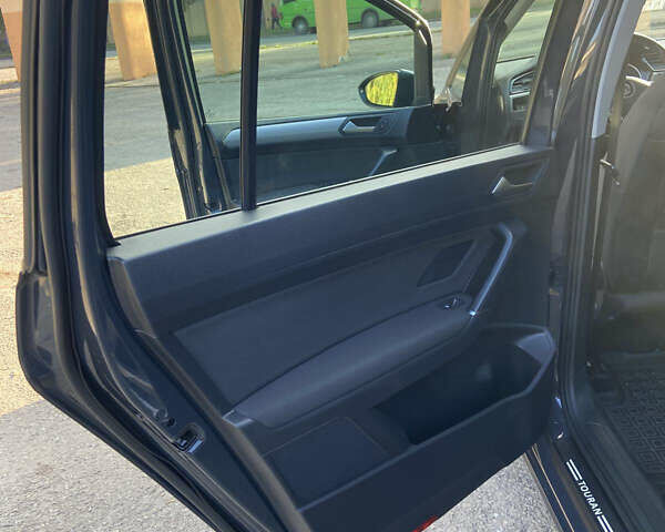 Серый Фольксваген Туран, объемом двигателя 1.6 л и пробегом 210 тыс. км за 16400 $, фото 44 на Automoto.ua