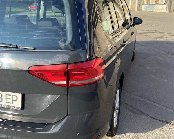 Серый Фольксваген Туран, объемом двигателя 1.6 л и пробегом 210 тыс. км за 16400 $, фото 3 на Automoto.ua