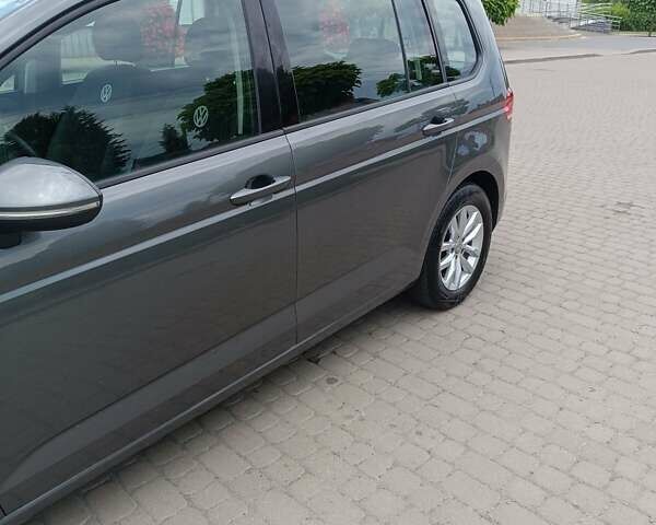 Серый Фольксваген Туран, объемом двигателя 1.6 л и пробегом 268 тыс. км за 15800 $, фото 2 на Automoto.ua