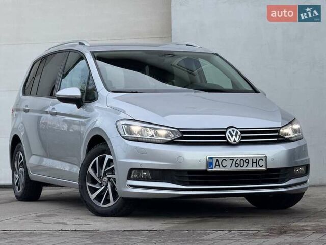 Серый Фольксваген Туран, объемом двигателя 2 л и пробегом 240 тыс. км за 17300 $, фото 1 на Automoto.ua