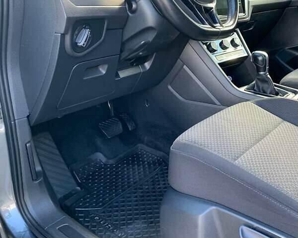 Сірий Фольксваген Туран, об'ємом двигуна 1.97 л та пробігом 246 тис. км за 20000 $, фото 45 на Automoto.ua