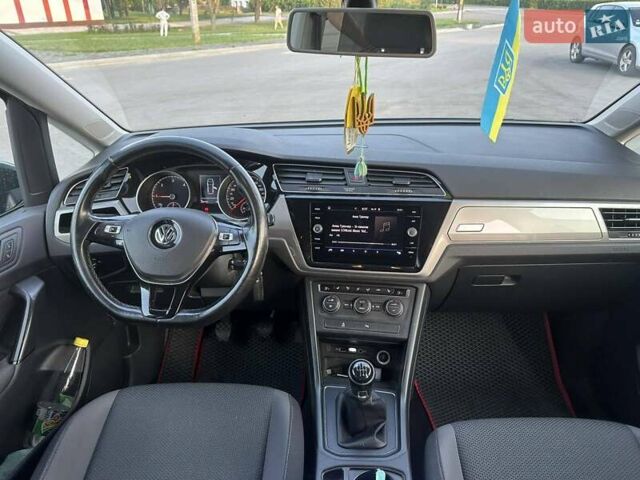 Серый Фольксваген Туран, объемом двигателя 1.6 л и пробегом 280 тыс. км за 15300 $, фото 1 на Automoto.ua