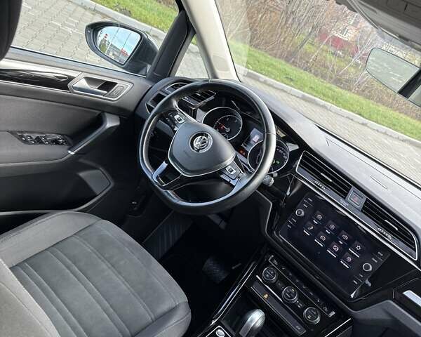 Серый Фольксваген Туран, объемом двигателя 1.97 л и пробегом 231 тыс. км за 18650 $, фото 18 на Automoto.ua