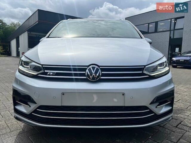 Серый Фольксваген Туран, объемом двигателя 1.5 л и пробегом 101 тыс. км за 15000 $, фото 1 на Automoto.ua