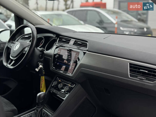 Серый Фольксваген Туран, объемом двигателя 2 л и пробегом 185 тыс. км за 22500 $, фото 6 на Automoto.ua