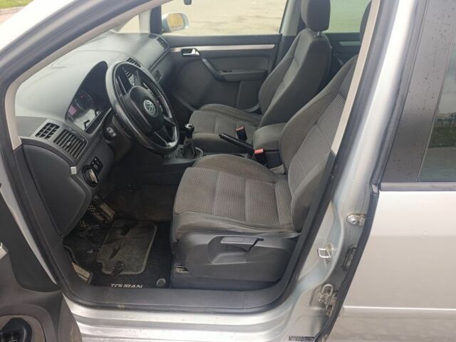 Серый Фольксваген Туран, объемом двигателя 2 л и пробегом 180 тыс. км за 2600 $, фото 6 на Automoto.ua