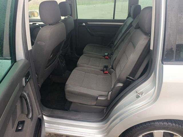 Серый Фольксваген Туран, объемом двигателя 2 л и пробегом 180 тыс. км за 2600 $, фото 7 на Automoto.ua