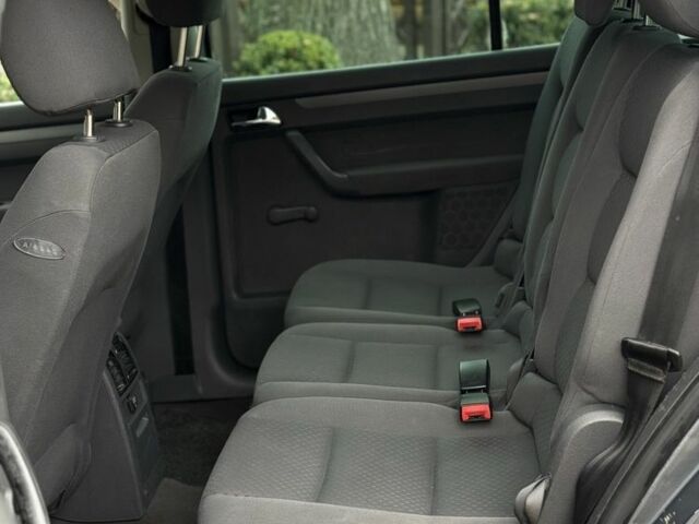 Сірий Фольксваген Туран, об'ємом двигуна 1.6 л та пробігом 200 тис. км за 5700 $, фото 4 на Automoto.ua