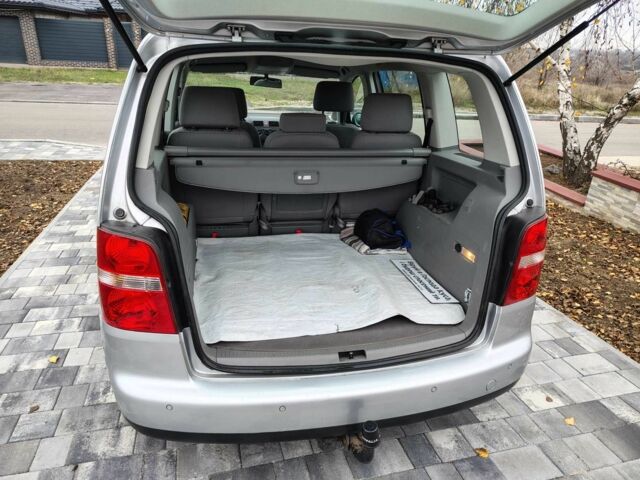 Серый Фольксваген Туран, объемом двигателя 1.6 л и пробегом 181 тыс. км за 5300 $, фото 3 на Automoto.ua