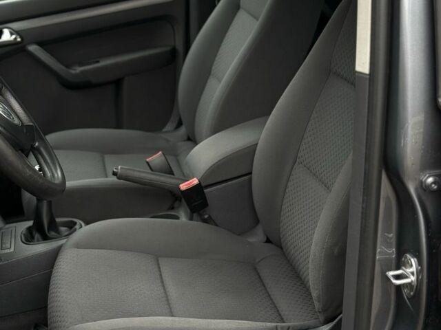 Сірий Фольксваген Туран, об'ємом двигуна 1.6 л та пробігом 200 тис. км за 5700 $, фото 6 на Automoto.ua