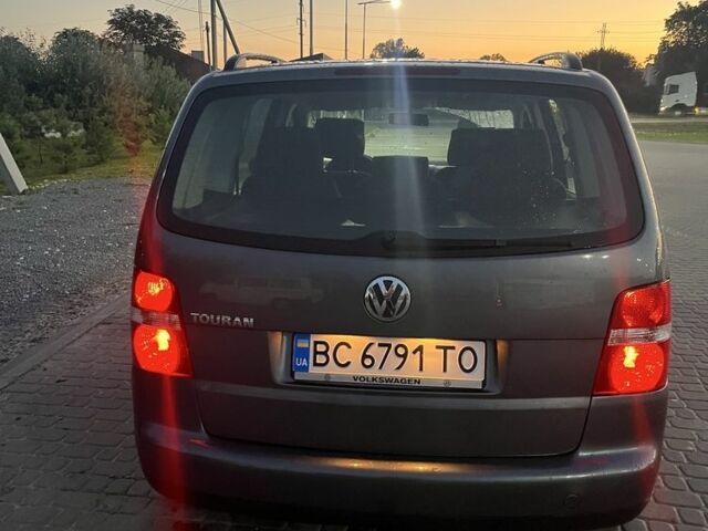 Серый Фольксваген Туран, объемом двигателя 1.6 л и пробегом 290 тыс. км за 4700 $, фото 3 на Automoto.ua