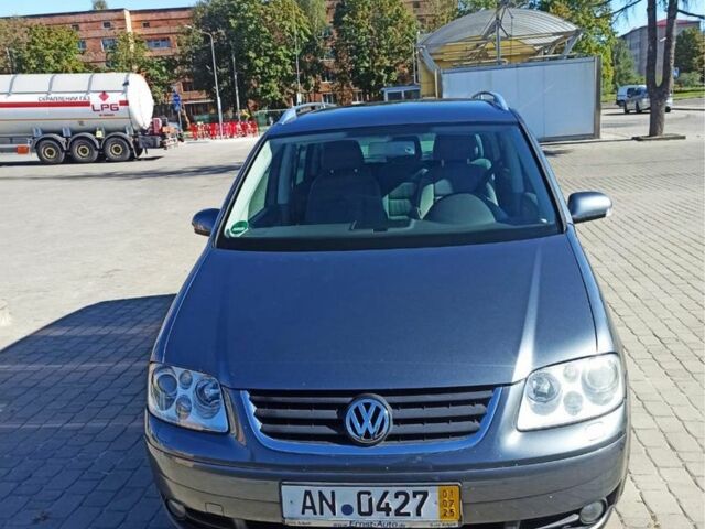 Серый Фольксваген Туран, объемом двигателя 2 л и пробегом 224 тыс. км за 3494 $, фото 1 на Automoto.ua