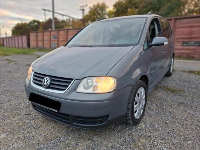 Серый Фольксваген Туран, объемом двигателя 1.9 л и пробегом 300 тыс. км за 3300 $, фото 1 на Automoto.ua