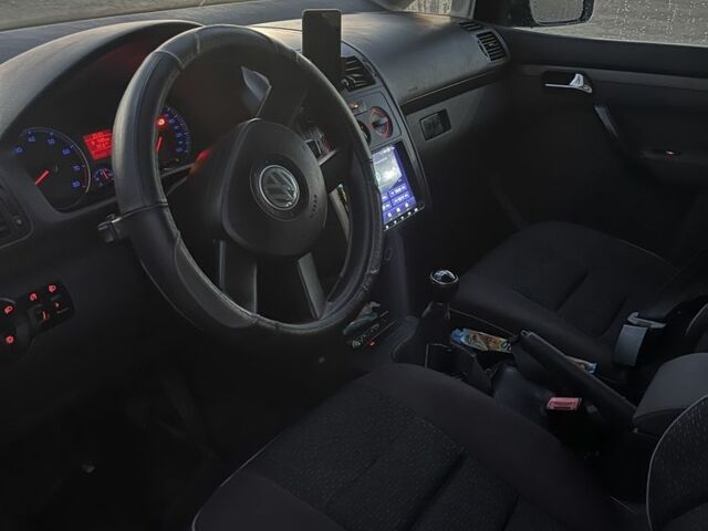 Серый Фольксваген Туран, объемом двигателя 1.6 л и пробегом 290 тыс. км за 4700 $, фото 4 на Automoto.ua