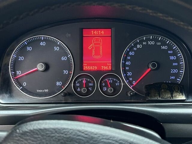 Серый Фольксваген Туран, объемом двигателя 2 л и пробегом 255 тыс. км за 5000 $, фото 7 на Automoto.ua