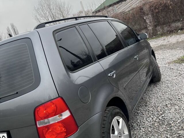 Серый Фольксваген Туран, объемом двигателя 2 л и пробегом 255 тыс. км за 5000 $, фото 3 на Automoto.ua