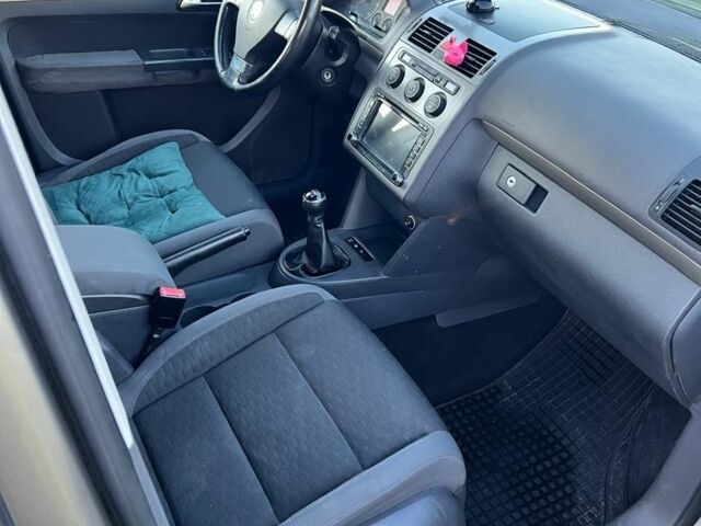 Серый Фольксваген Туран, объемом двигателя 2 л и пробегом 306 тыс. км за 6900 $, фото 2 на Automoto.ua