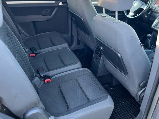 Серый Фольксваген Туран, объемом двигателя 2 л и пробегом 306 тыс. км за 6900 $, фото 1 на Automoto.ua