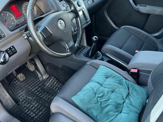 Серый Фольксваген Туран, объемом двигателя 2 л и пробегом 306 тыс. км за 6900 $, фото 3 на Automoto.ua