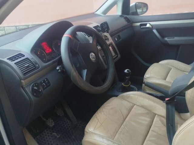 Серый Фольксваген Туран, объемом двигателя 1.9 л и пробегом 302 тыс. км за 6700 $, фото 10 на Automoto.ua