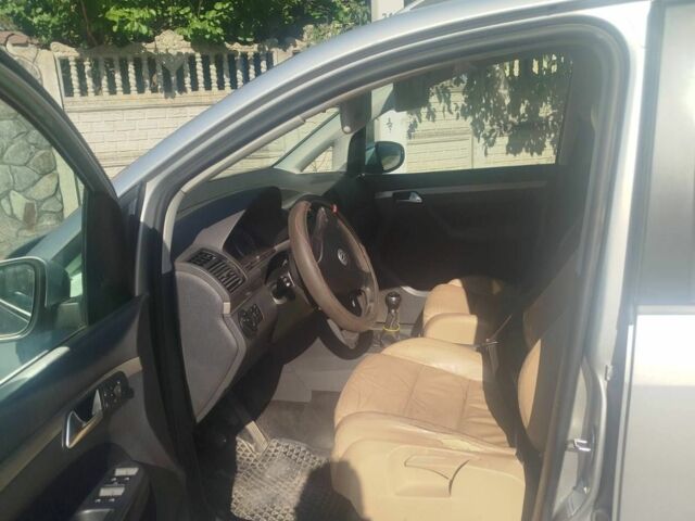 Серый Фольксваген Туран, объемом двигателя 1.9 л и пробегом 302 тыс. км за 6700 $, фото 5 на Automoto.ua