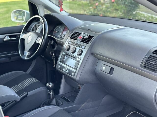 Серый Фольксваген Туран, объемом двигателя 1.4 л и пробегом 244 тыс. км за 6300 $, фото 12 на Automoto.ua