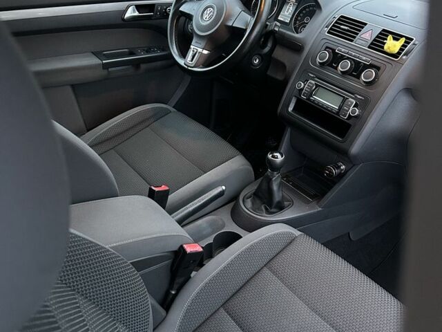 Серый Фольксваген Туран, объемом двигателя 1.6 л и пробегом 248 тыс. км за 10300 $, фото 2 на Automoto.ua