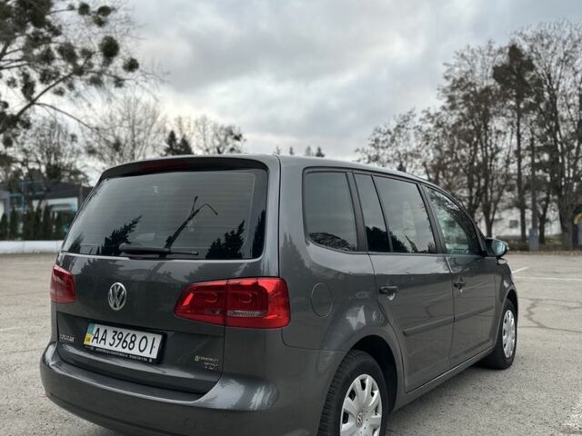 Серый Фольксваген Туран, объемом двигателя 2 л и пробегом 132 тыс. км за 13800 $, фото 2 на Automoto.ua