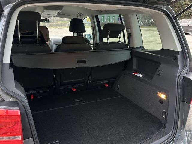 Серый Фольксваген Туран, объемом двигателя 2 л и пробегом 132 тыс. км за 13800 $, фото 14 на Automoto.ua