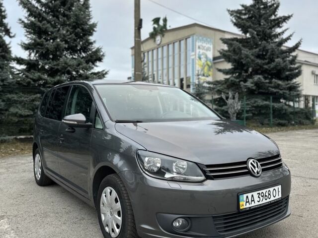 Серый Фольксваген Туран, объемом двигателя 2 л и пробегом 132 тыс. км за 13800 $, фото 1 на Automoto.ua