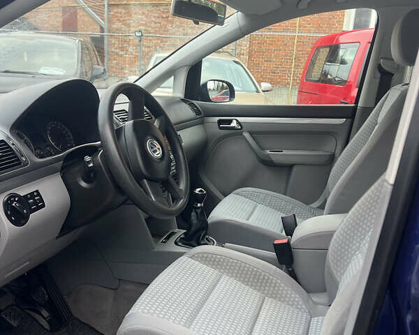 Синий Фольксваген Туран, объемом двигателя 1.6 л и пробегом 263 тыс. км за 5700 $, фото 7 на Automoto.ua