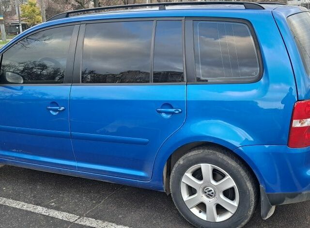 Синий Фольксваген Туран, объемом двигателя 1.6 л и пробегом 260 тыс. км за 5500 $, фото 1 на Automoto.ua