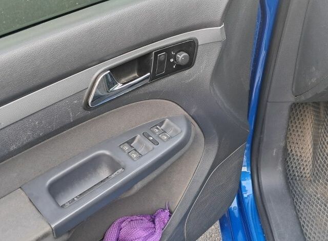 Синий Фольксваген Туран, объемом двигателя 1.6 л и пробегом 260 тыс. км за 5500 $, фото 7 на Automoto.ua