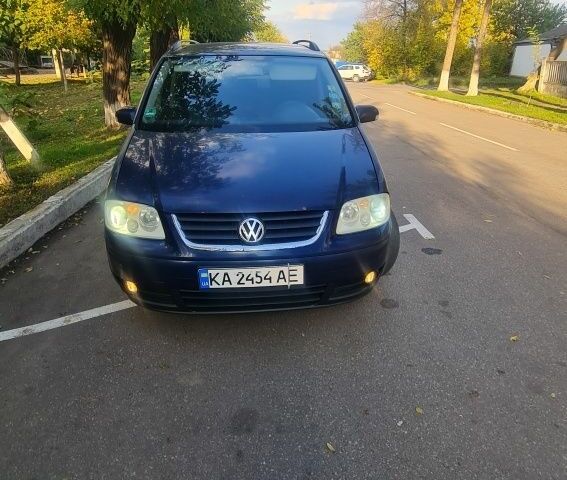 Фольксваген Туран 2003 в Голованевске на Automoto.ua Синий Фольксваген Туран, объемом двигателя 2 л и пробегом 380 тыс. км за 4700 $, фото 2 на Automoto.ua