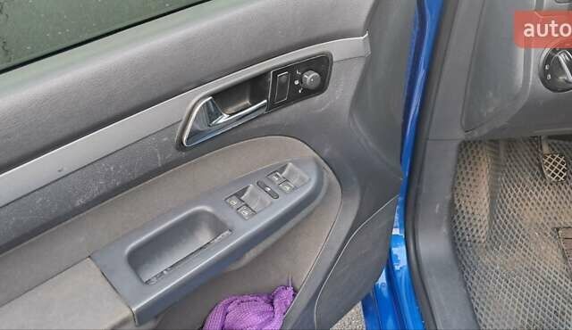 Синий Фольксваген Туран, объемом двигателя 1.6 л и пробегом 261 тыс. км за 5500 $, фото 4 на Automoto.ua