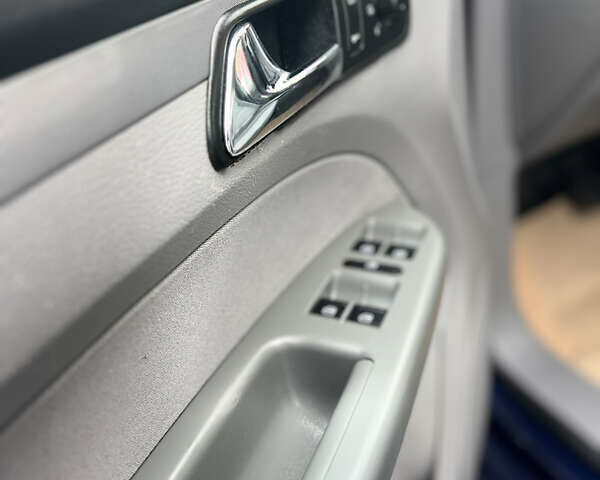 Синий Фольксваген Туран, объемом двигателя 1.6 л и пробегом 263 тыс. км за 5700 $, фото 8 на Automoto.ua