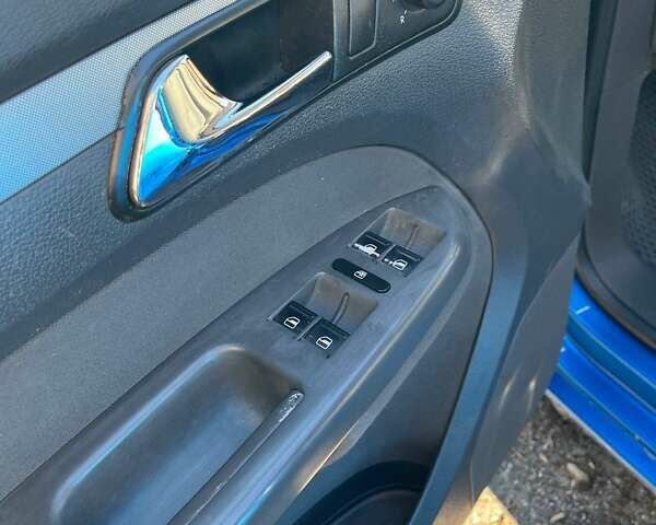 Синий Фольксваген Туран, объемом двигателя 1.6 л и пробегом 242 тыс. км за 5800 $, фото 20 на Automoto.ua