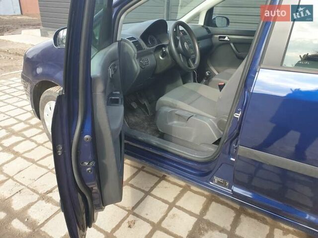 Синій Фольксваген Туран, об'ємом двигуна 1.6 л та пробігом 203 тис. км за 6000 $, фото 5 на Automoto.ua