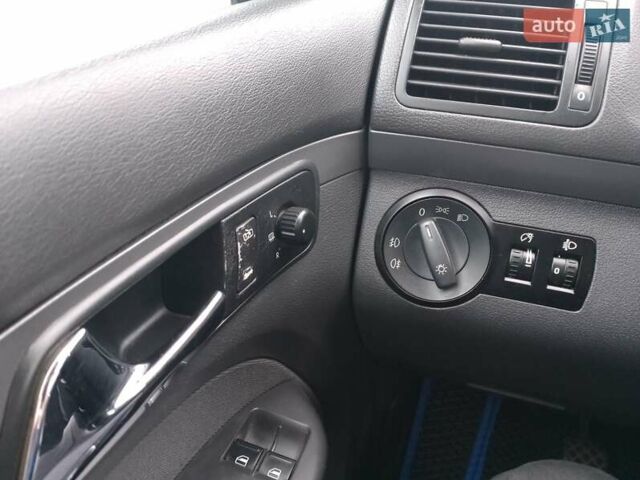 Синій Фольксваген Туран, об'ємом двигуна 1.6 л та пробігом 263 тис. км за 5200 $, фото 17 на Automoto.ua