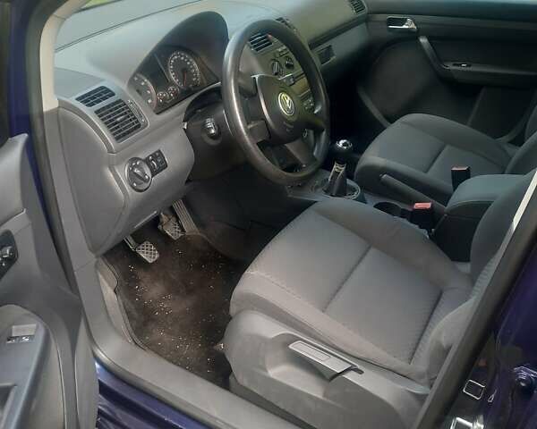 Синий Фольксваген Туран, объемом двигателя 1.6 л и пробегом 292 тыс. км за 5600 $, фото 14 на Automoto.ua