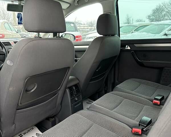 Синій Фольксваген Туран, об'ємом двигуна 2 л та пробігом 277 тис. км за 5500 $, фото 5 на Automoto.ua