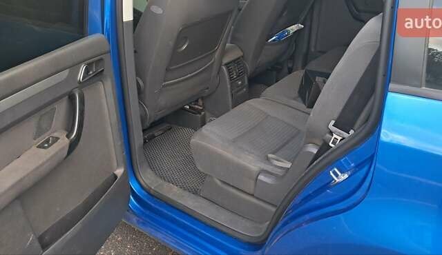 Синий Фольксваген Туран, объемом двигателя 1.6 л и пробегом 261 тыс. км за 5500 $, фото 3 на Automoto.ua