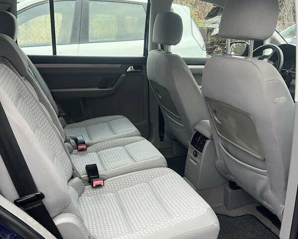 Синий Фольксваген Туран, объемом двигателя 1.6 л и пробегом 263 тыс. км за 5700 $, фото 5 на Automoto.ua