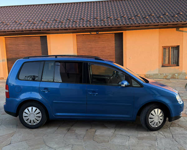 Синий Фольксваген Туран, объемом двигателя 1.6 л и пробегом 202 тыс. км за 4900 $, фото 1 на Automoto.ua